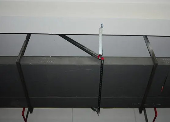 電纜線槽安裝圖片展示，支架托臂標準距離介紹